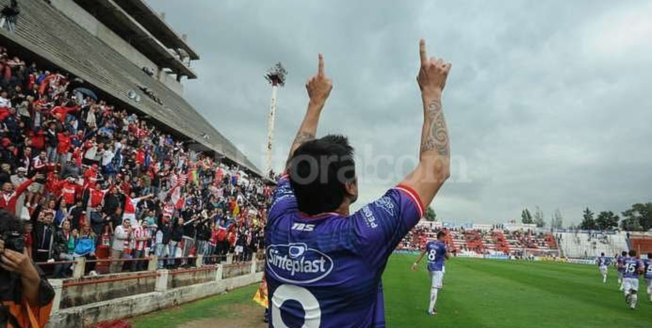 Sufre atrás, pero arriba es insaciable