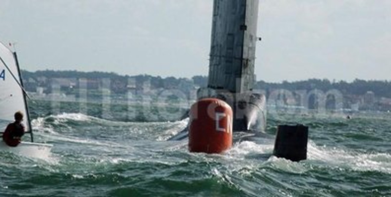 Insólito: un submarino emergió en medio de una regata de veleros en Mar del Plata