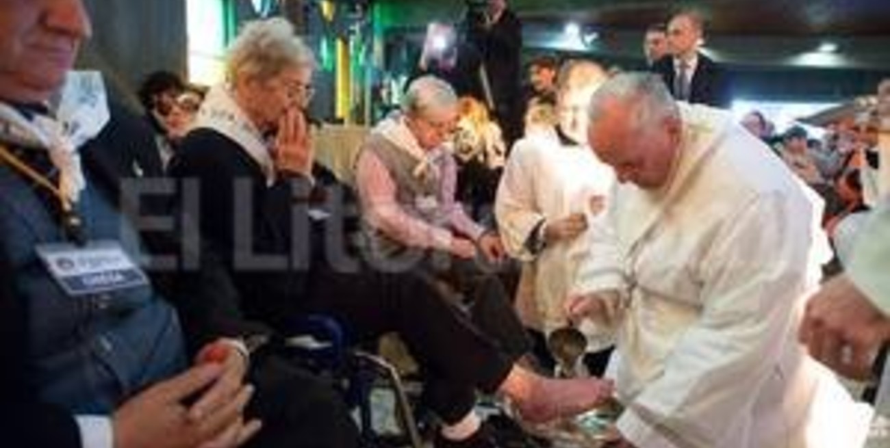  El papa lavó los pies de 12 personas con discapacidad