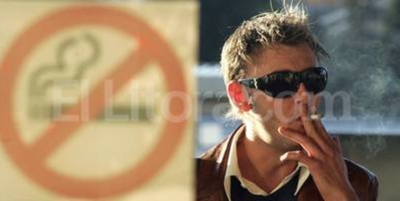 Habrá multas de hasta $ 2.800 por fumar en lugares públicos