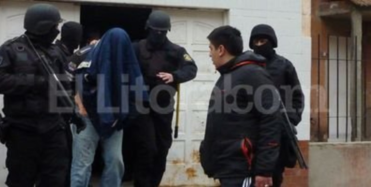 Detenidos con armas y uniformes policiales