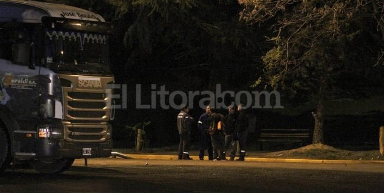 Buscaron pistas en el predio donde apareció hasta las 2 de la madrugada