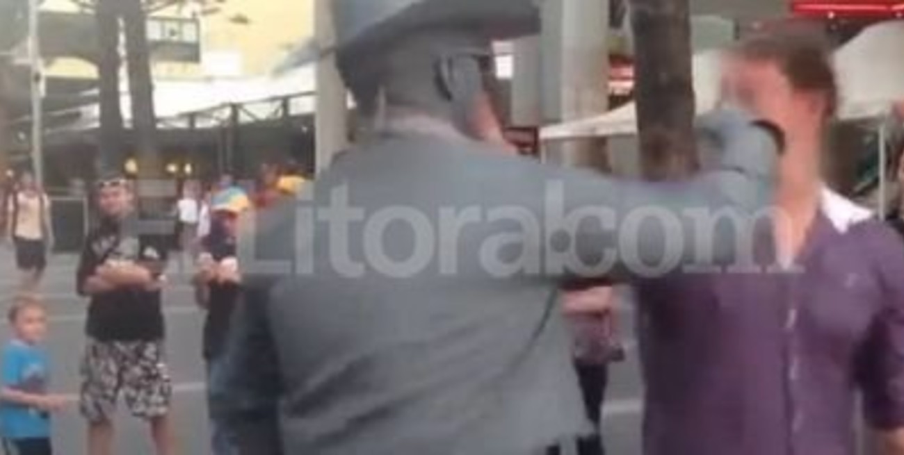 Estatua viviente golpeó a un espectador