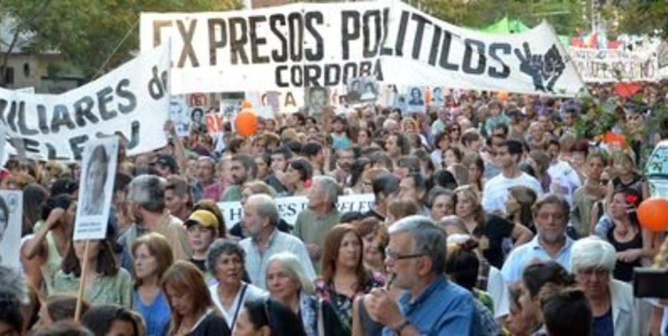 Una multitud colmó la Plaza de Mayo para participar del acto por el Día de la Memoria