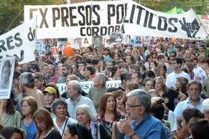 Una multitud colmó la Plaza de Mayo para participar del acto por el Día de la Memoria