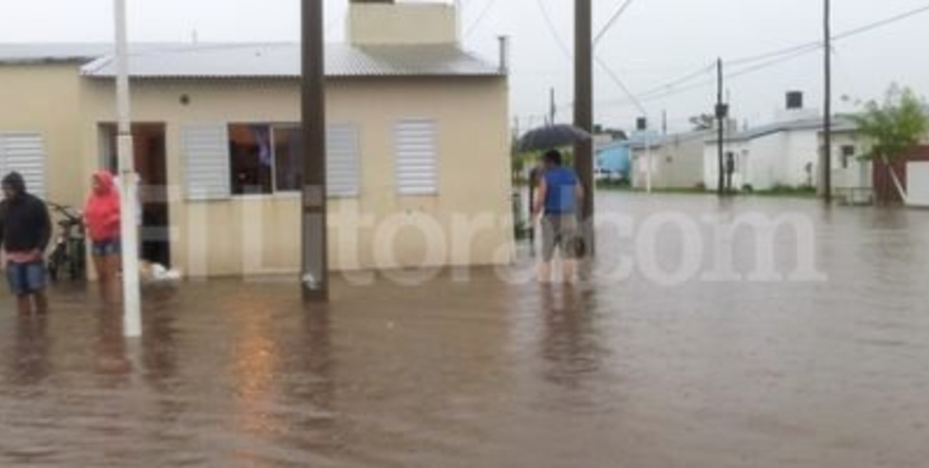 Distintas localidades anegadas por la tormenta que se extendería hasta mañana