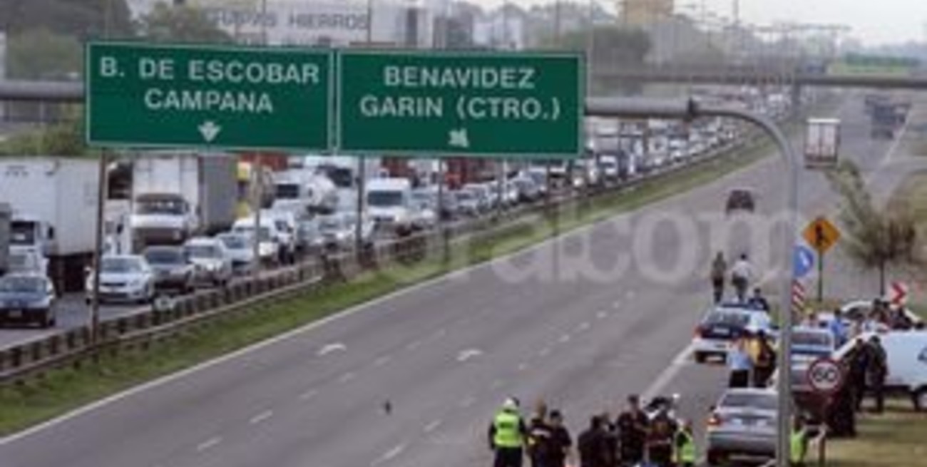 Lo atropelló y manejó 17 kilómetros con el cuerpo en el parabrisas