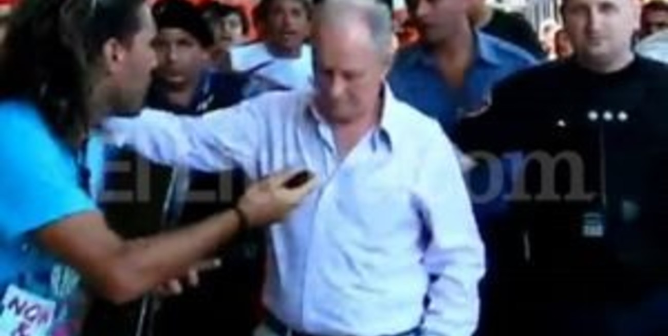 Hinchas leprosos increparon a Lamberto por haber entrado al club a los tiros