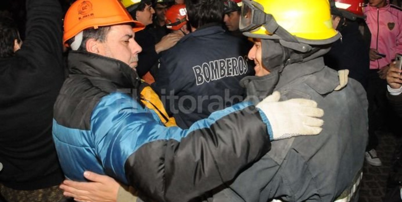 Rosario: emotivo agradecimiento a los bomberos y voluntarios