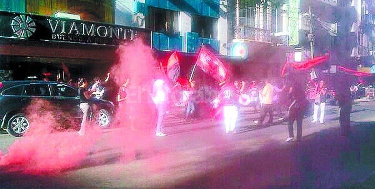 Colón, un volcán en erupción que debe cortar su propia lava 