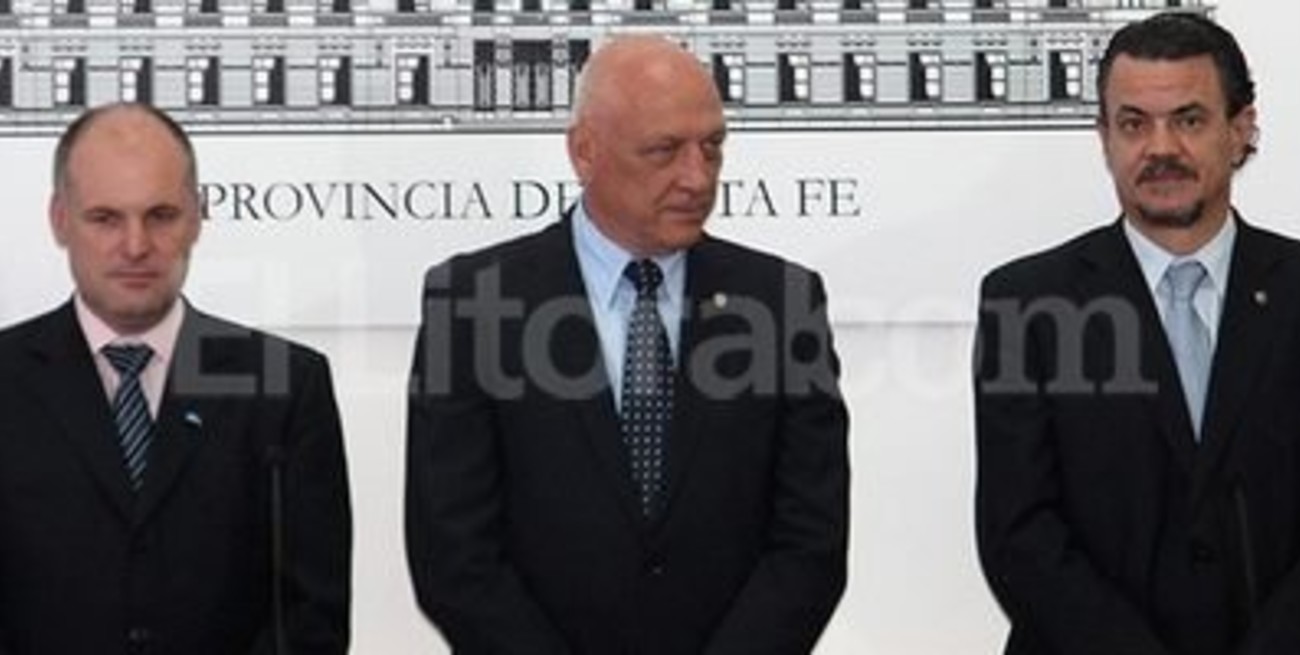 El gobierno habilitó una mesa de diálogo con la policía y exhortó a que se normalice el servicio