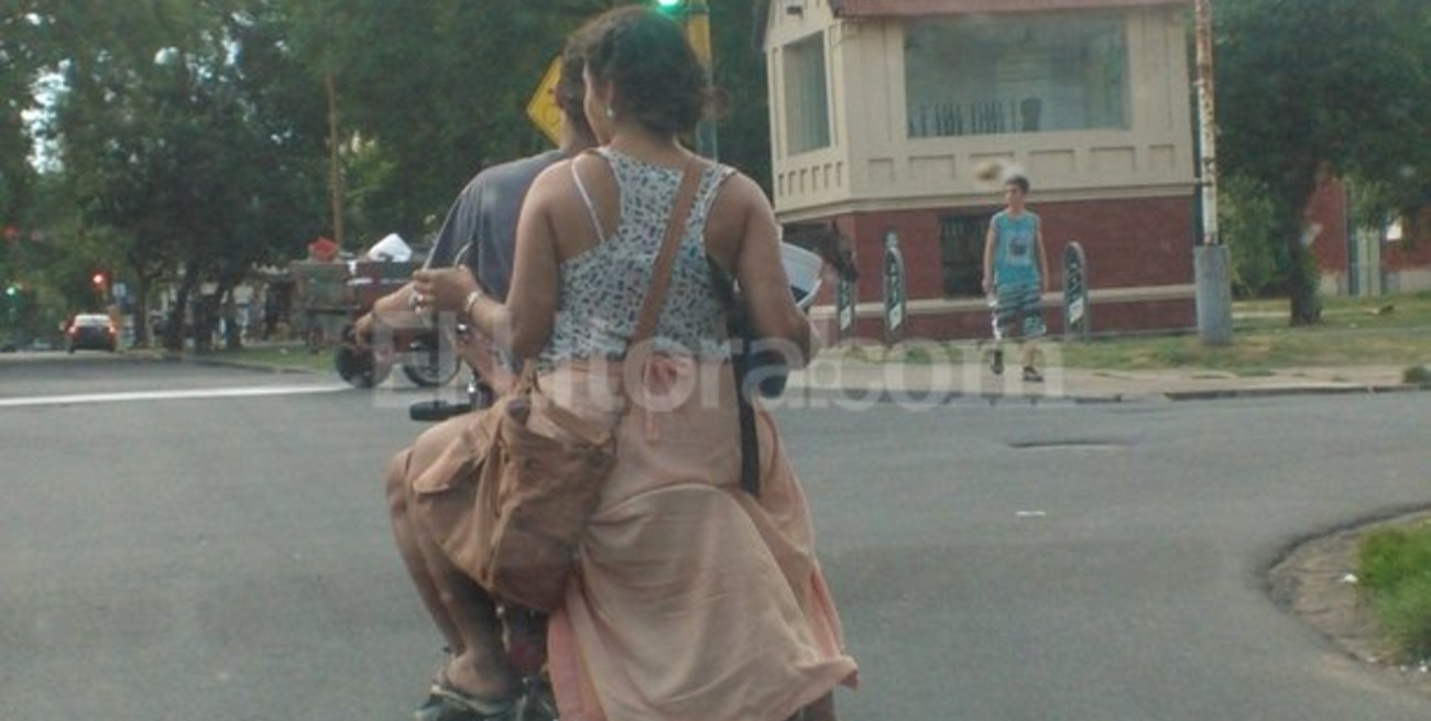 "Tres sin casco en moto y tomando tereré"