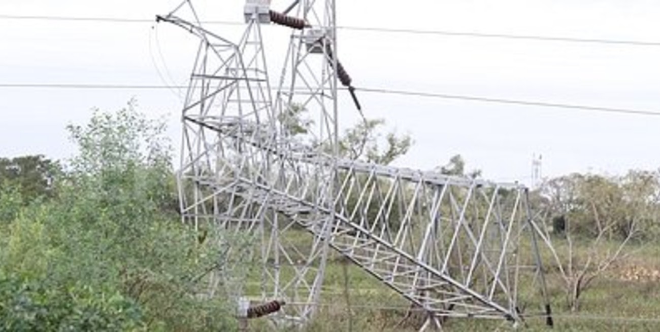 Robo de metal: cayó una torre de alta tensión