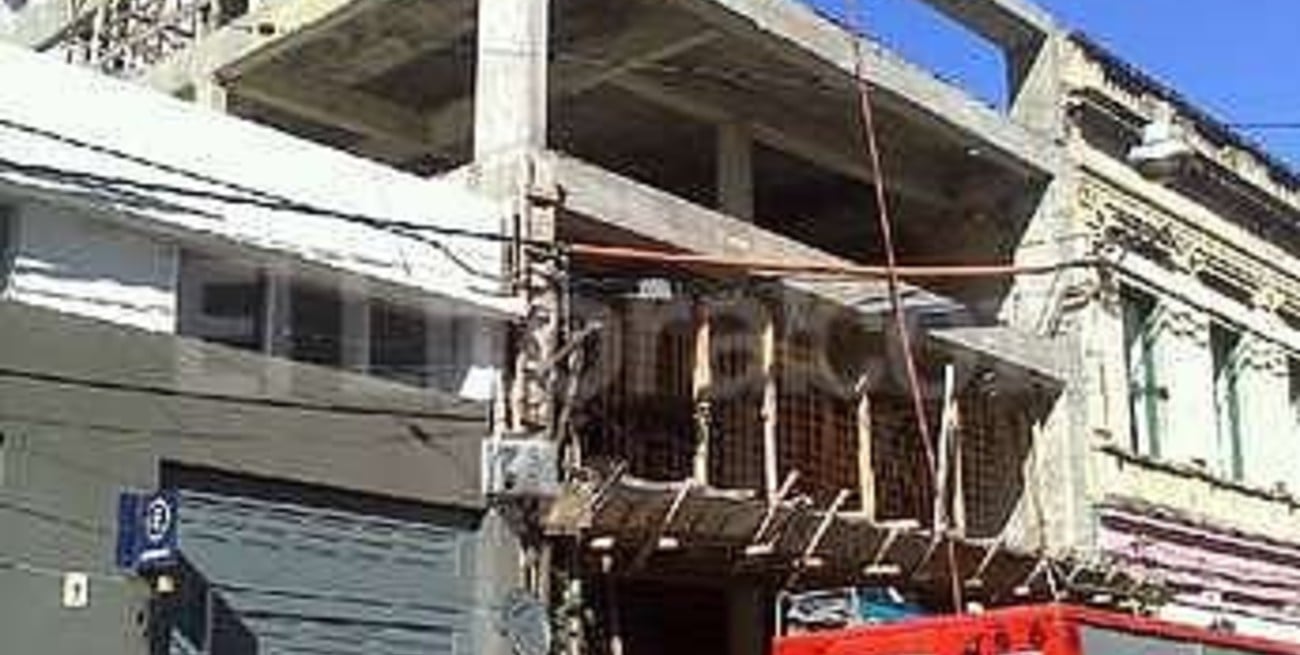 Bomberos sofocaron un incendio de altura en el microcentro