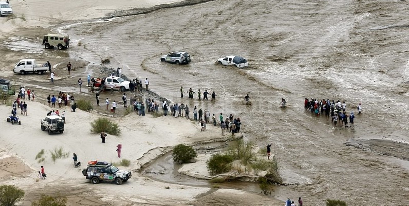 El desborde de ríos por las lluvias complicó la jornada en el Dakar 