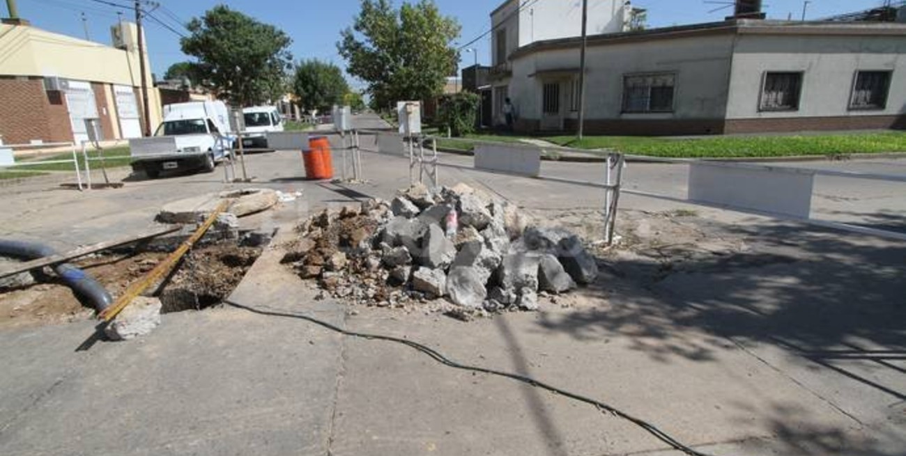 Una casa corre peligro de derrumbe