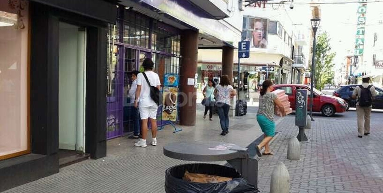 Negocios vacíos y persianas bajas