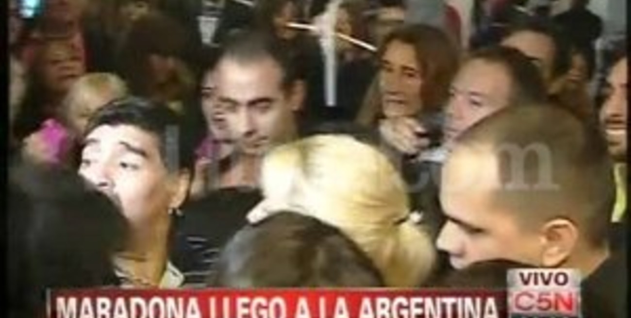 Maradona volvió al país y conoció a su hijo