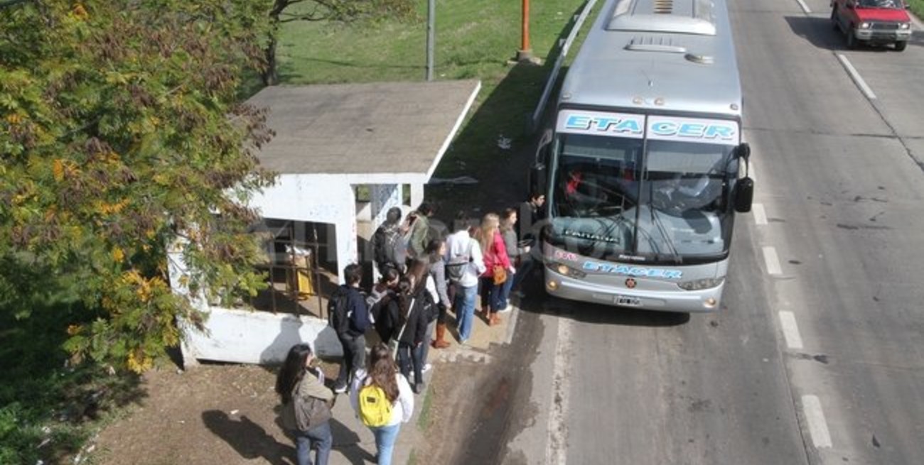 "Carpetazo" de estudiantes de la UNL por las demoras para viajar a Paraná