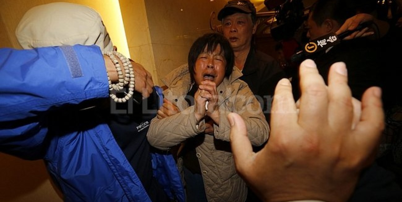 La aerolínea avisó por mensaje de texto que el avión se estrelló en el mar