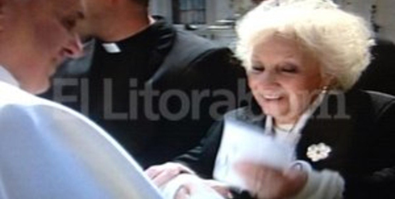 Carlotto entregó al papa Franciso datos sobre los nietos desaparecidos por la dictadura