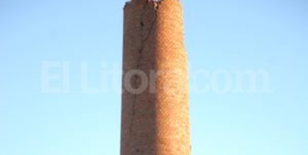 Chimenea, en peligro de derrumbe en rincón