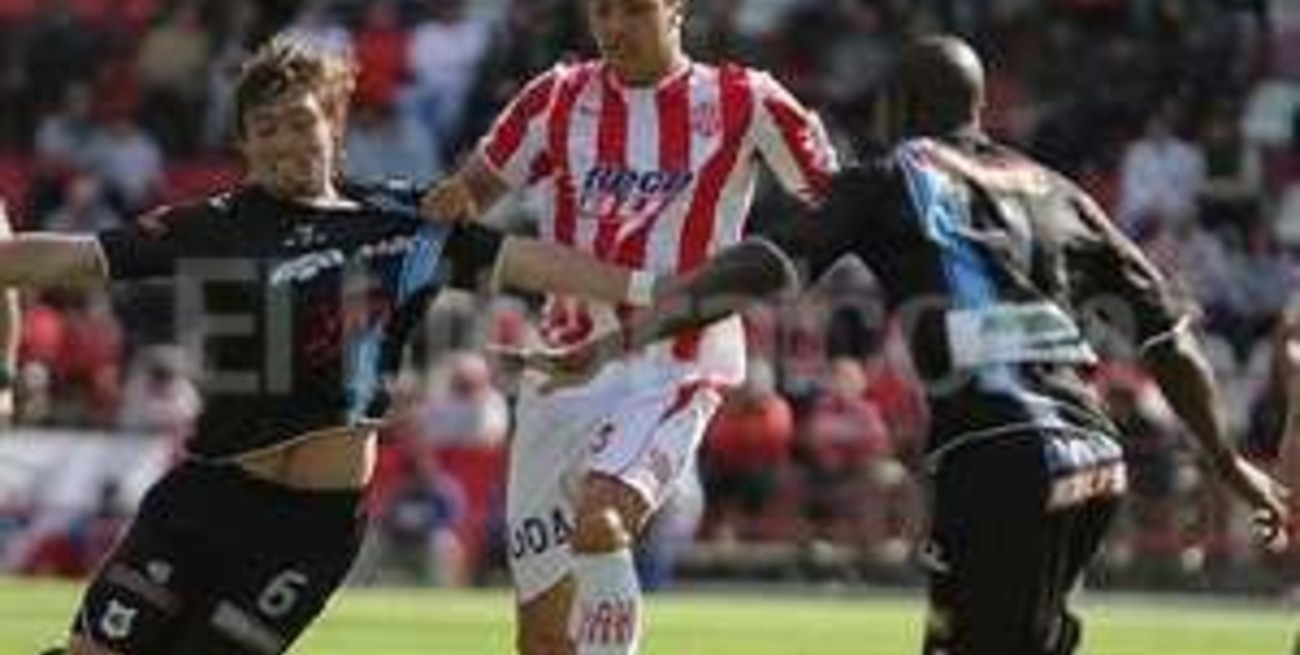 Los "ex" le quitaron el invicto de local