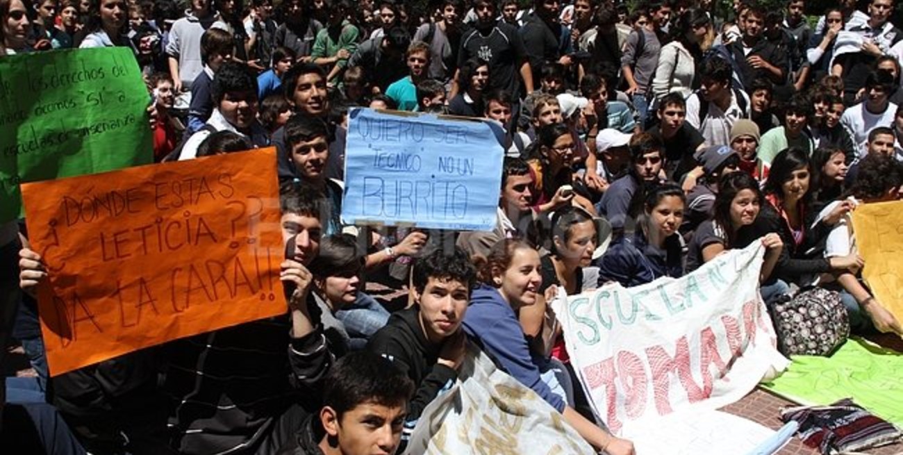 Alumnos técnicos llevaron sus protestas al ministerio