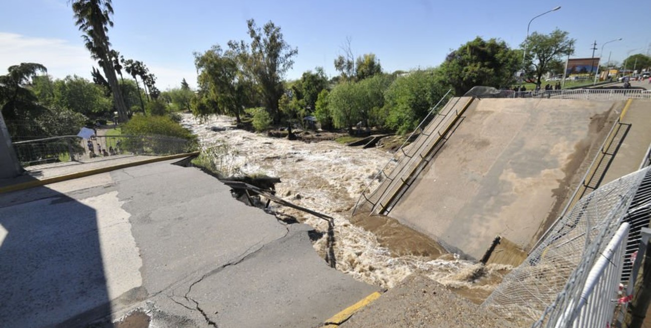 Colapsó el puente entre San Lorenzo y Pto. Gral. San Martín
