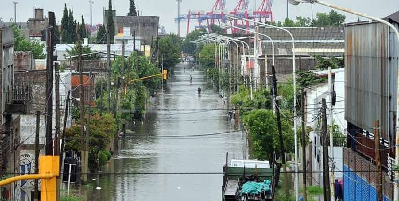 Un muerto, zonas anegadas y cientos de evacuados por el temporal en Buenos Aires