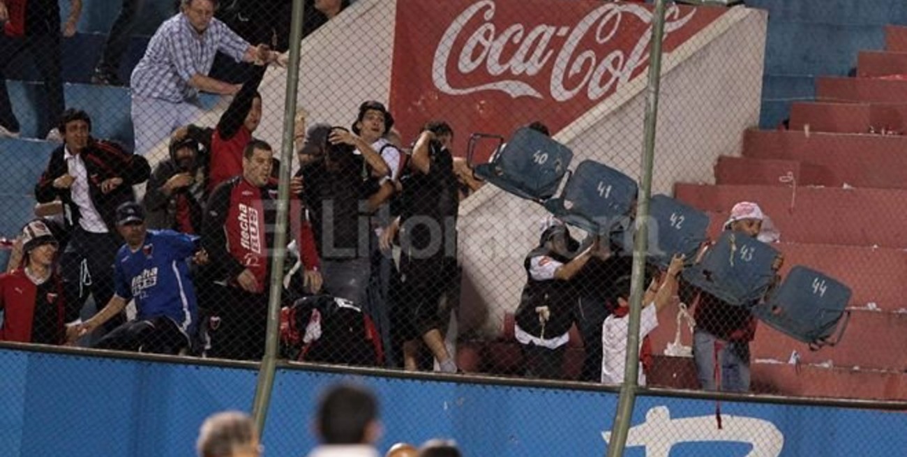 38 hinchas de Colón están demorados en Paraguay