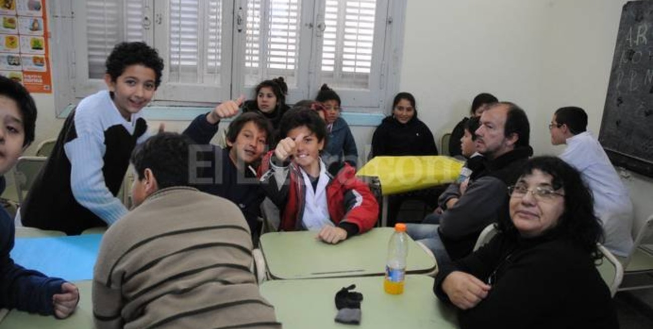 Los padres participan de un día patrio en la escuela de sus hijos
