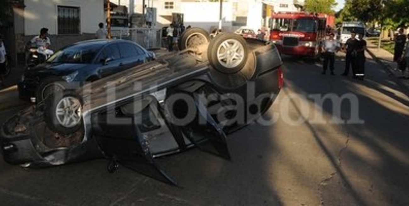 Choque y vuelco frente a Colón