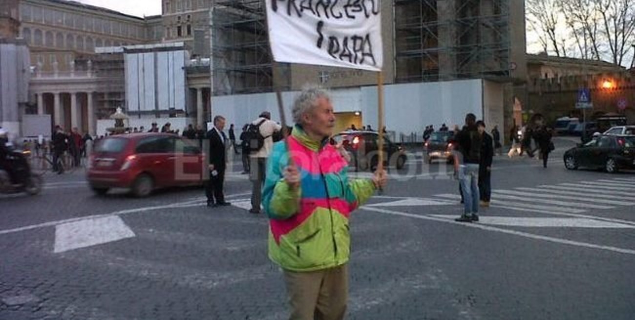 Un fiel en la plaza San Pedro dio la señal