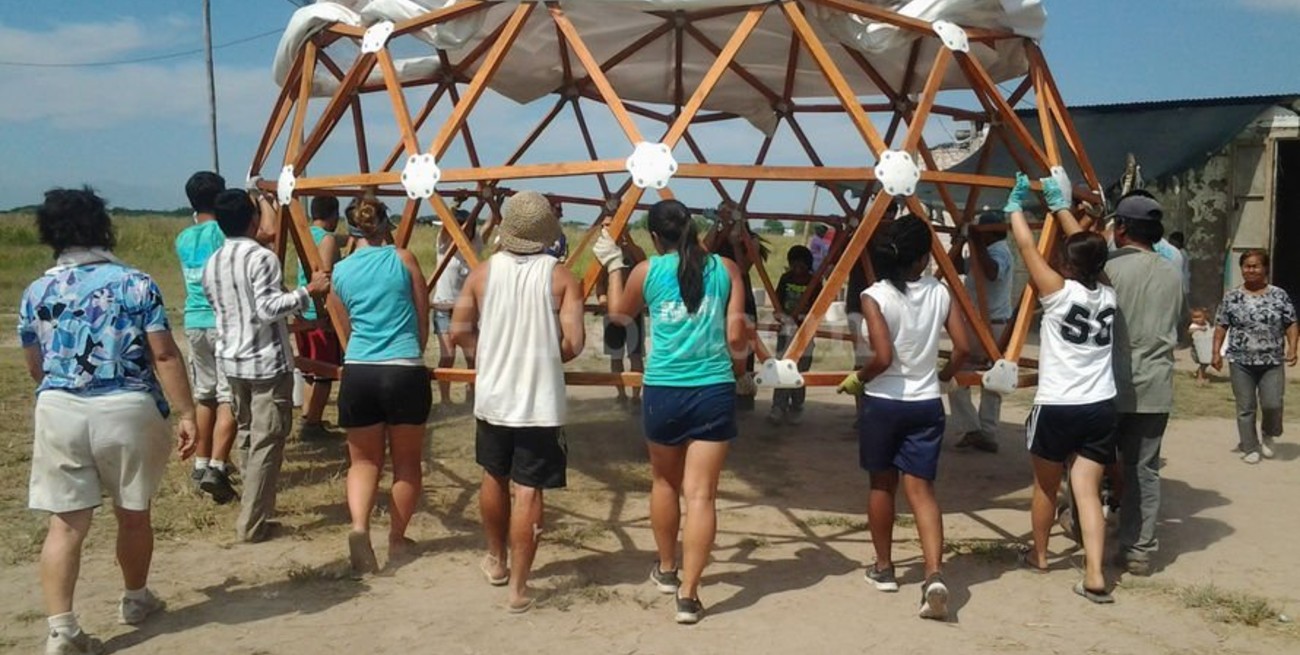 La Comunidad Mocoví aprende a construir sus propios domos