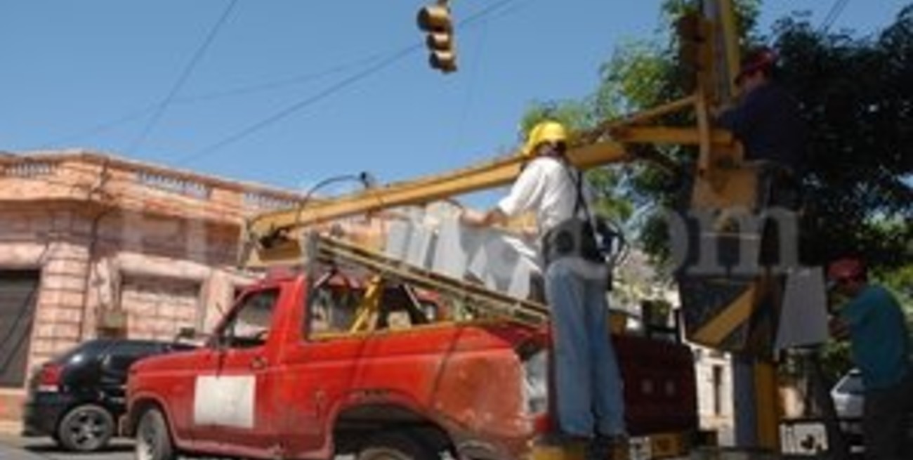 Piden precaución al circular por Urquiza por reemplazo de luces en los semáforos