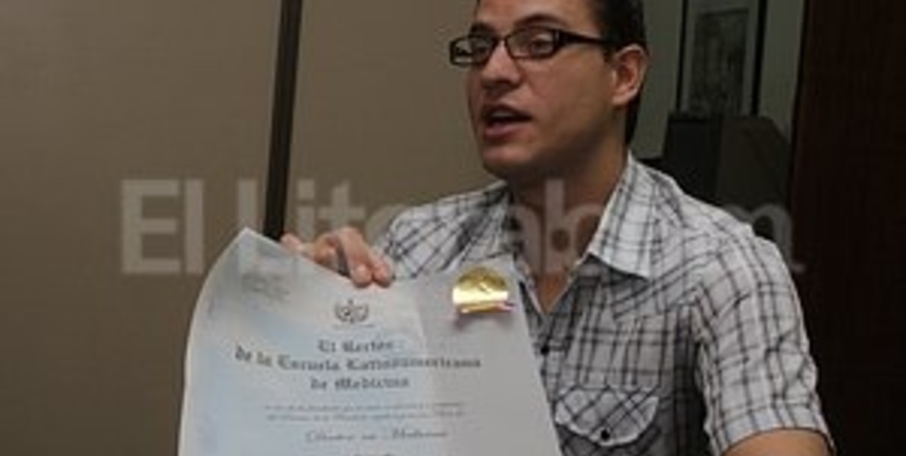 Estudió medicina en Cuba y egresó con la mejor nota