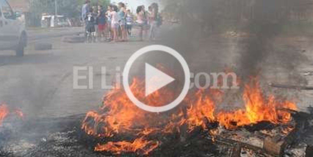 Vecinos tienen agua hasta la rodilla y no quieren evacuarse por miedo a robos
