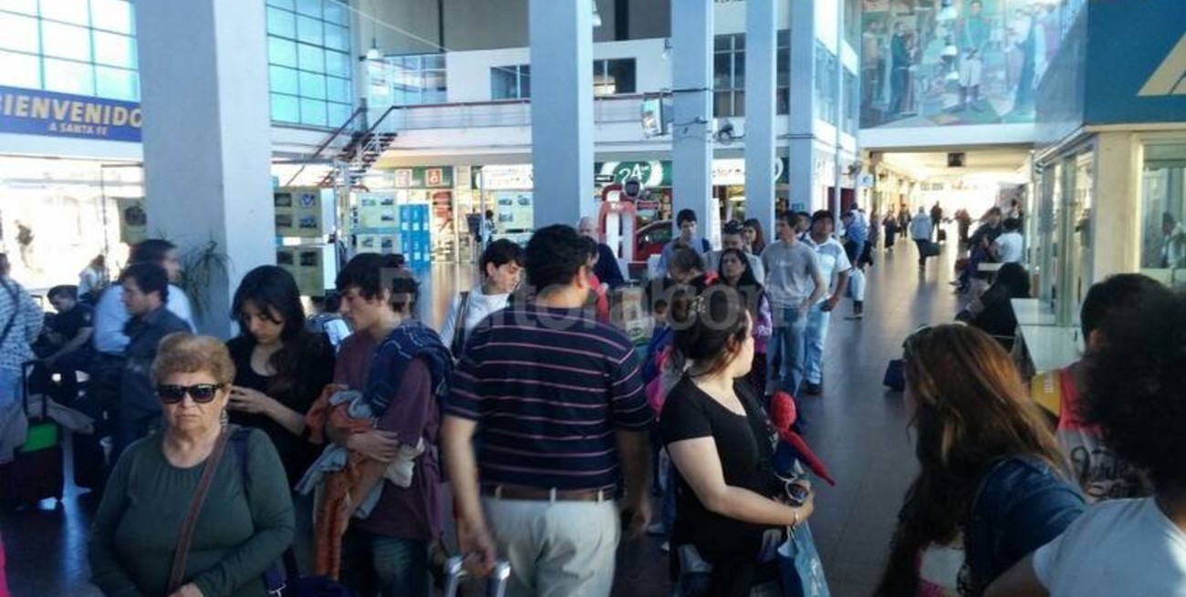 Largas filas en la terminal