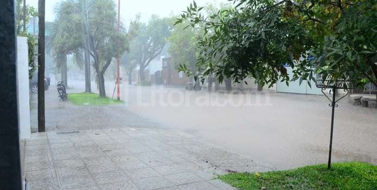 Gran caudal de agua en Esperanza