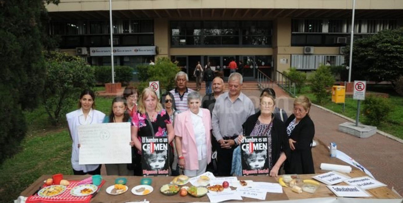 Exhiben los pobres almuerzos de 5 pesos que comen los alumnos