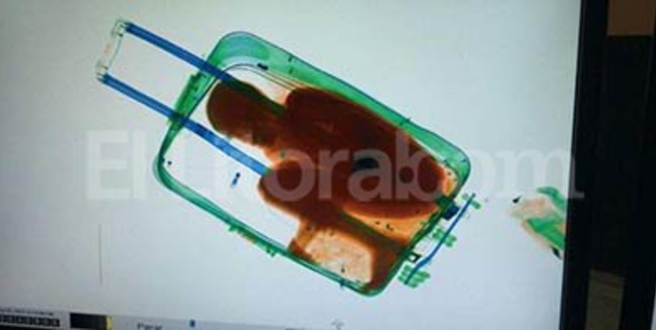 Llevaba un nene escondido en una valija