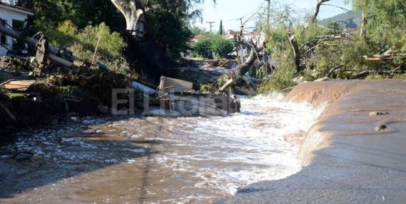 Buscan a la chica de 21 años arrastrada por un río durante el temporal en Córdoba