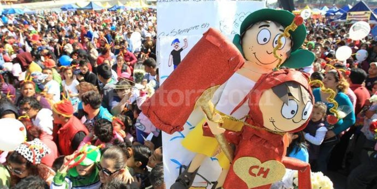 Miles de personas colman el Estadio Azteca para despedir a Chespirito 