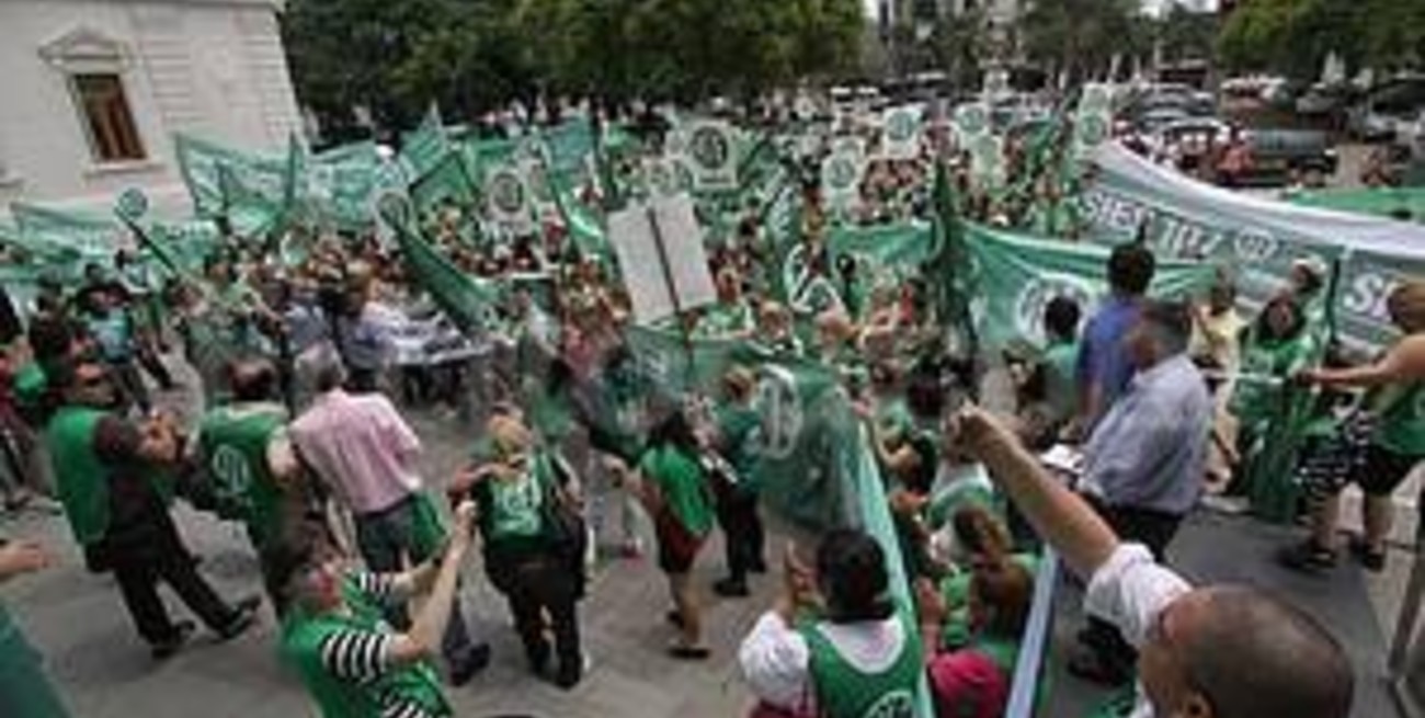 Media sanción para el pase a planta de 3315 trabajadores