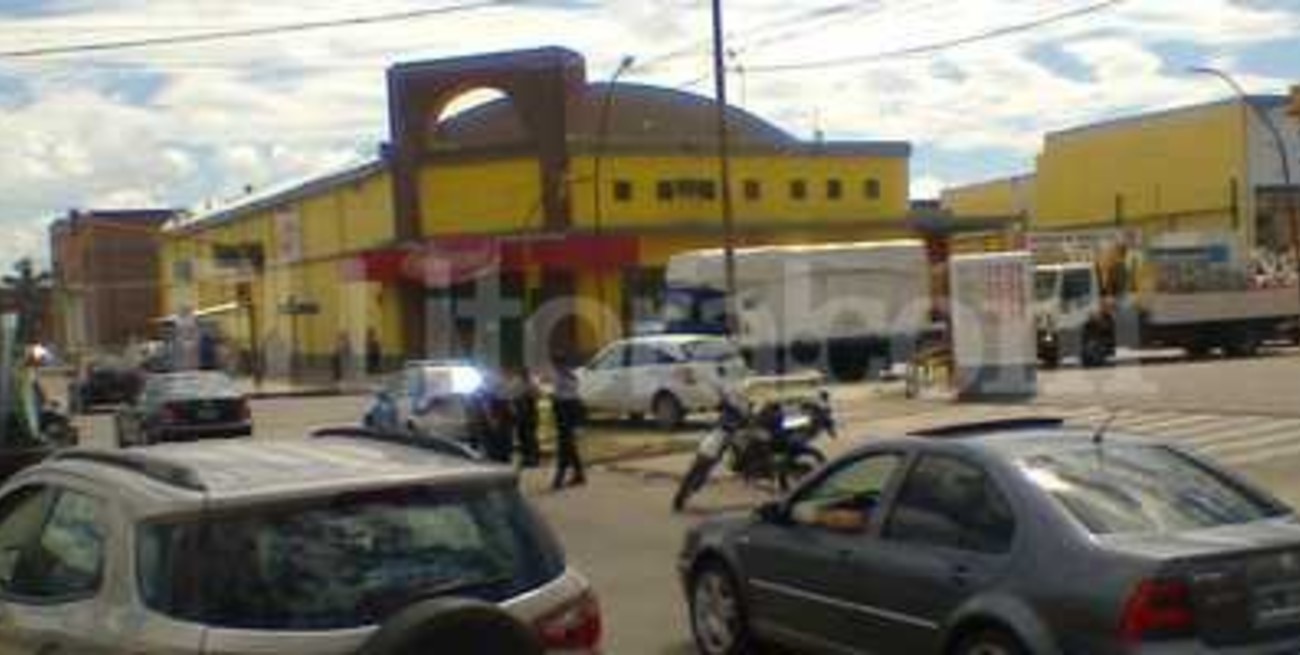 Fuertes operativos policiales en supermercados de zonas inundadas