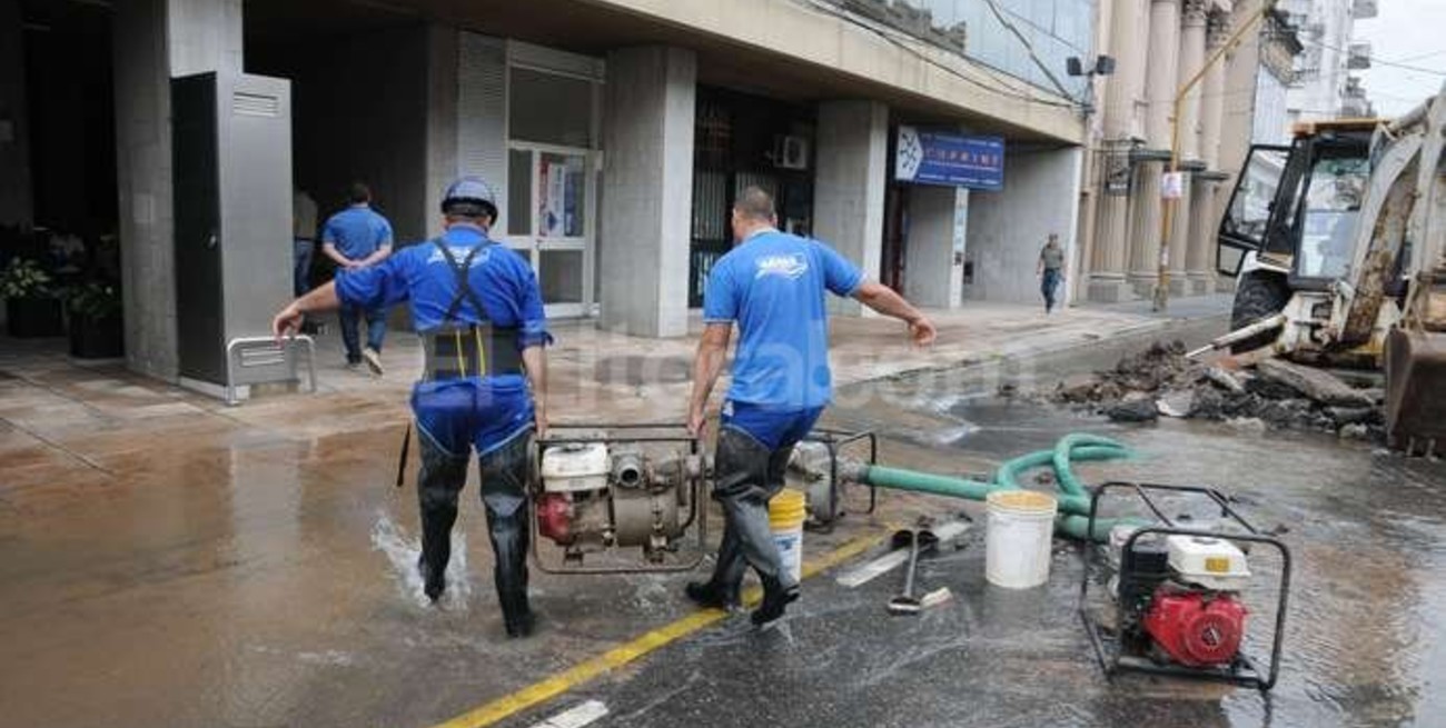 Desvíos en el tránsito, merma en la presión y corte de luz por un caño roto