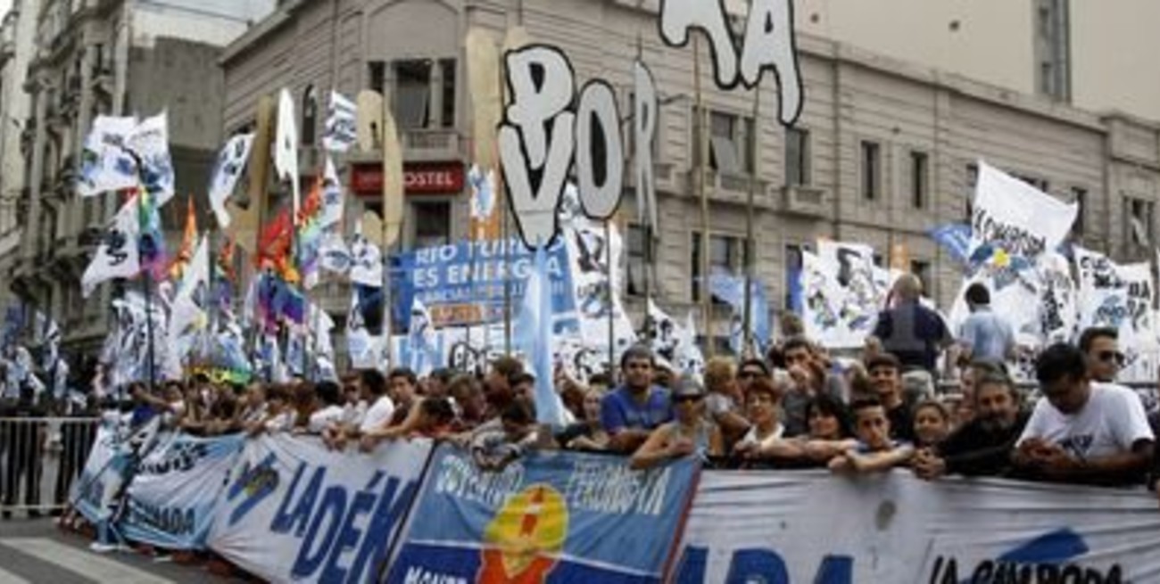 Militantes kirchneristas ya esperan en la plaza la llegada de Cristina