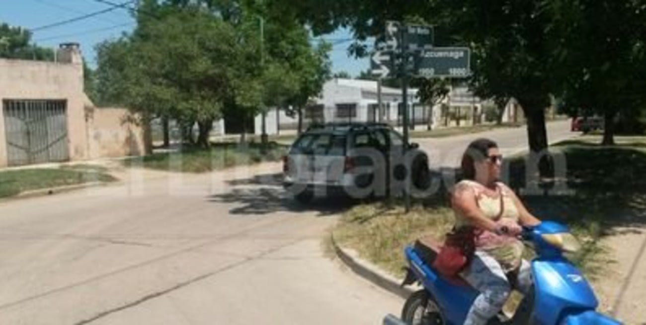 Casi le cortan tres dedos  para robarle la bicicleta