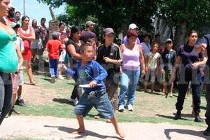 Guillermo Di Salvatore (Archivo) Varadero Sarsotti. Mientras el staff de Crónicas de Barrio recorría la jurisdicción, una pelea entre dos mujeres, donde una de ellas fue apuñalada, derivó en que todo el barrio se movilizara ya que no era la primera vez que dirimían un problema de esa forma. La nota la dio un nene, que en plena calle sacó un cuchillo para defender a una de las dos mujeres, que era familiar suyo.